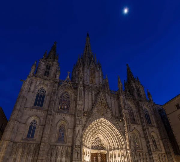 Nacht uitzicht op belangrijkste kathedraal in Barcelona — Stockfoto