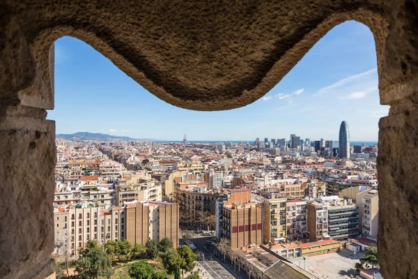 Uitzicht over Barcelona vanaf de toren van Sagrada Familia — Stockfoto