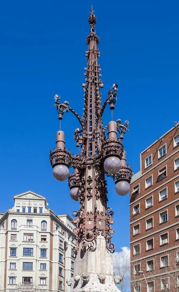 6 maart 2017. Lantaarn ontworpen door Antoni Gaudi. Barcelona, Spanje Spanje — Stockfoto