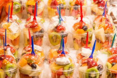 Gözlüklü taze meyve salatası