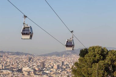 Teleferik arasındaki sahil ve Montjuic hill, Barcelona, İspanya