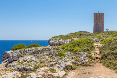 Porto şehir yakınındaki Torre del Serral dels Falcons görünümünü