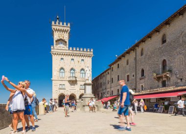 17 Ağustos 2016. Turistler selfie S ana Meydanı çekim