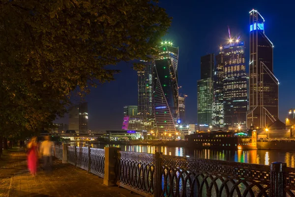 Moscow City business center nat natt — Stockfoto