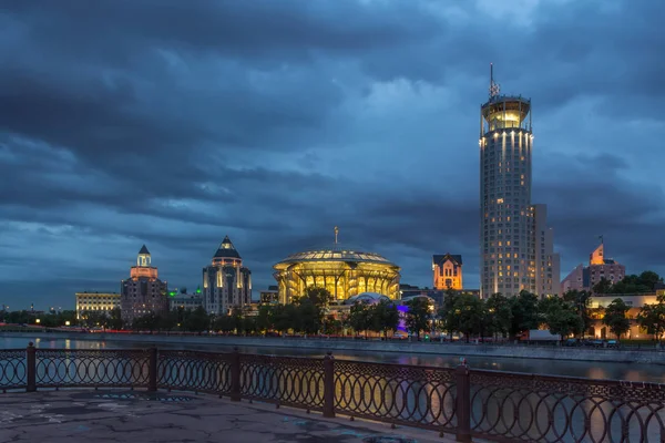 Moskauer Internationales Haus der Musik bei Nacht — Stockfoto