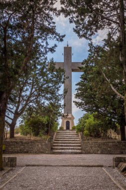 Taş Filerimos dağ, Rodos Adası üst kısmında çapraz