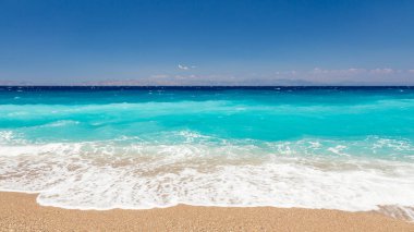 Güzel deniz ve dağlar arka planda