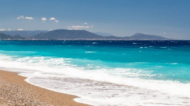 Güzel deniz ve dağlar arka planda