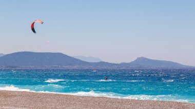 Denizde uçurtma sörfçüsü