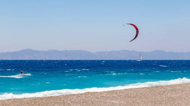 Denizde uçurtma sörfçüsü