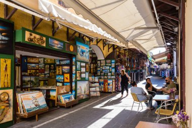 14 Haziran 2017. Ortaçağdan kalma şehir cadde boyunca yürüyen turist