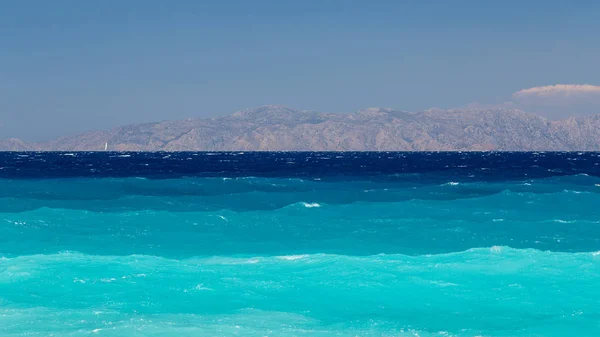 Hermoso mar y montañas en el fondo — Foto de Stock