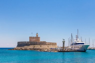 Fort St. Nicholas ve Mandraki Port Rhodes Town