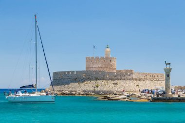 19 Haziran 2017. İnsanlar Mandraki port, Rodos Town, Yunanistan
