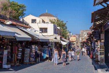 14 Haziran 2017. Ortaçağdan kalma şehir cadde boyunca yürüyen turist