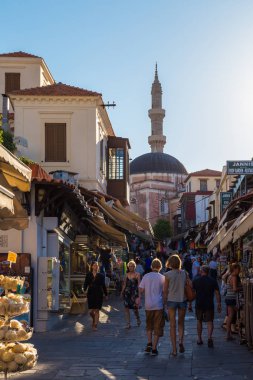 14 Haziran 2017. Ortaçağdan kalma şehir cadde boyunca yürüyen turist