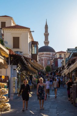 14 Haziran 2017. Ortaçağdan kalma şehir cadde boyunca yürüyen turist