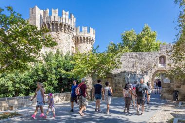 19 Haziran 2017. Turistler Grand Maste Sarayı önünde