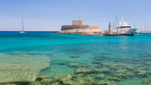 Fort of St. Nicholas and Mandraki port in Rhodes town — Stock Photo, Image