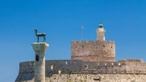 Fort van Sint Nicolaas en de rhodean-herten standbeelden in Mandraki p — Stockfoto