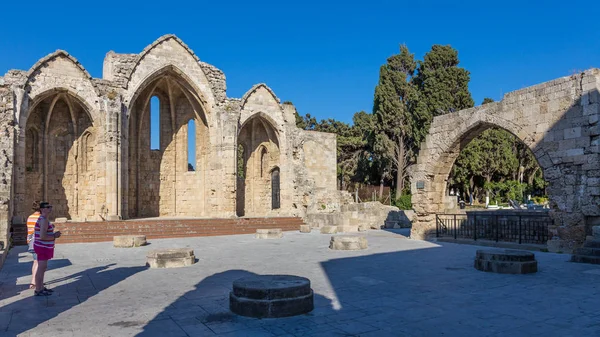 2017. június 14.. A turisták az ókori egyház beállításaival város — Stock Fotó