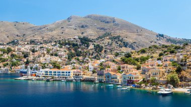 22 Haziran 2017. Symi Adası, Yunanistan koyunda görünümünü