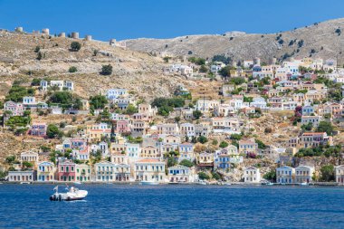 22 Haziran 2017. Symi Adası, Yunanistan koyunda görünümünü