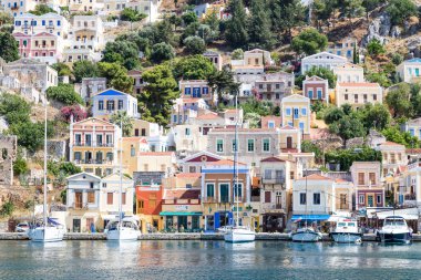 22 Haziran 2017. Symi Adası, Yunanistan koyunda görünümünü