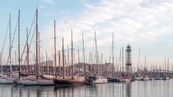 8. března 2017. Čas kola jachty a lanové dráhy v přístavu v Barceloně, Španělsko — Stock video