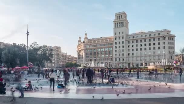 9 de março de 2017. Pessoas na praça da Catalunha, em Barcelona, Espanha. Tempo voltas vídeo — Vídeo de Stock