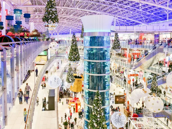 17 грудня 2017 року. Різдвяні прикраси в Aviapark торговий центр. МО — стокове фото