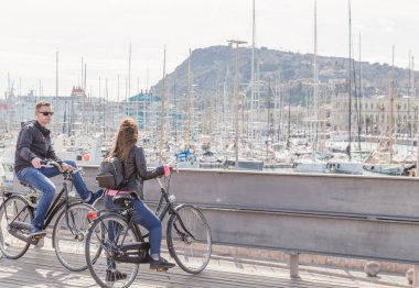 04.03.2017 Kiralama üzerinde genç turist birkaç eski liman, Barcelona bisikletler