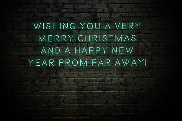 Iscrizione al neon di Natale e auguri di Capodanno su muro di mattoni — Foto Stock