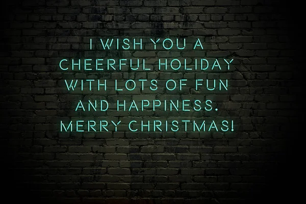 Neonowy napis świąteczny i noworoczne pozdrowienia na ceglanym murze — Zdjęcie stockowe