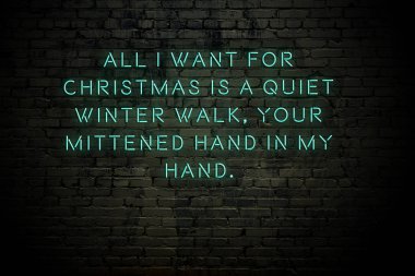 Neon yazıtlar ve tuğla duvara yeni yıl tebrikleri