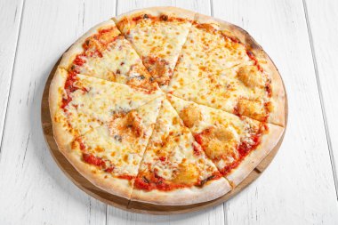 Domates soslu ve peynirli pizza.