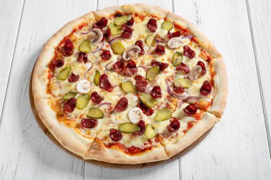 Mantarlı taze İtalyan pizzası ve ahşap masada sosis.