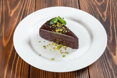 Şam fıstıklı ve nane yapraklı bir parça çikolatalı kek. 