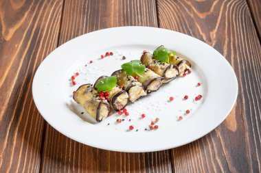 Peynirli ve jambonlu patlıcan rulosu. Lezzetli soğuk aperatif