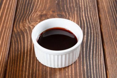 Masadaki soya soslu beyaz seramik sos.