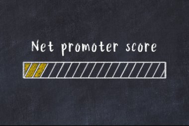 Tebeşir çizimi, siyah masada küçük bir yük taşıyan ilerleme çubuğu. KPI değerlendirme kavramı