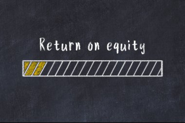 Tebeşir çizimi, siyah masada küçük bir yük taşıyan ilerleme çubuğu. KPI değerlendirme kavramı