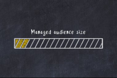 Tebeşir çizimi, siyah masada küçük bir yük taşıyan ilerleme çubuğu. KPI değerlendirme kavramı