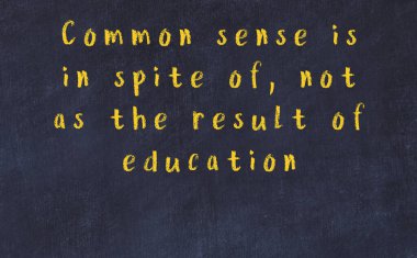 Üzerinde bilge yazılar olan siyah karatahta.