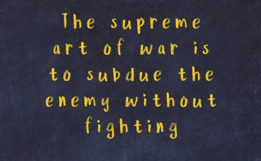 Üzerinde bilge yazılar olan siyah karatahta.