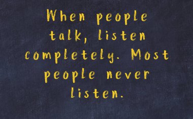 Siyah masadaki akıllı alıntıların tebeşiri.