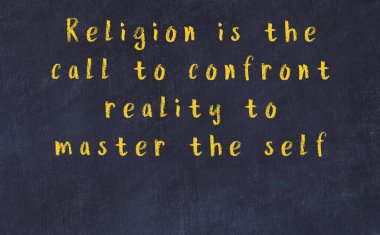 Siyah masadaki akıllı alıntıların tebeşiri.