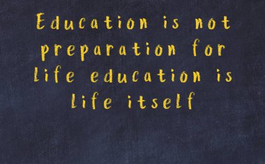 Siyah karatahtaya Tebeşir Bilgisi Yazısı