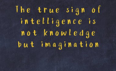 Üzerinde bilge yazılar olan siyah karatahta.