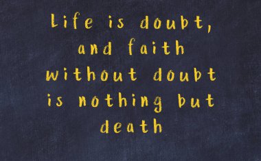 Siyah karatahtaya Tebeşir Bilgisi Yazısı